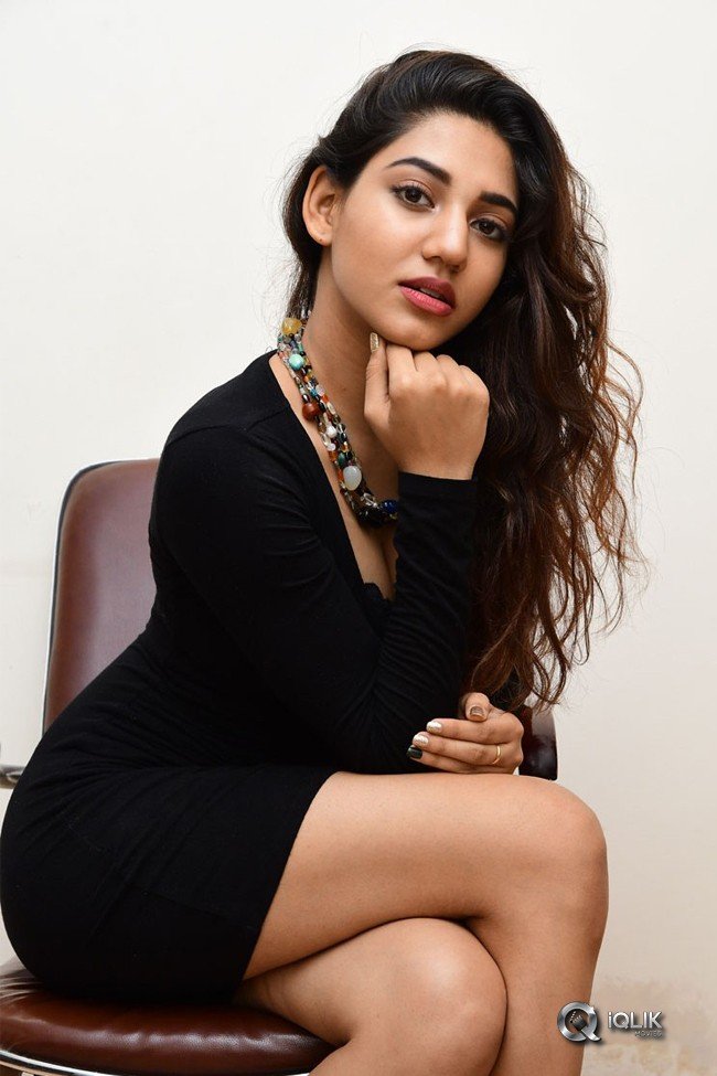 Sonakshi-Singh-Hot-Pics